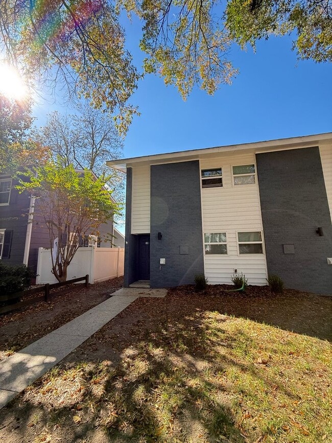 Building Photo - 319 Main St