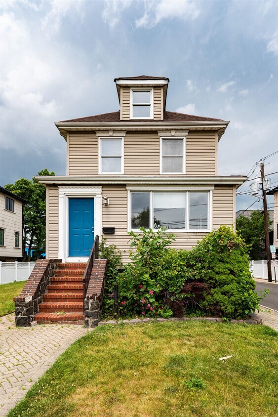Primary Photo - 1637 Maple St