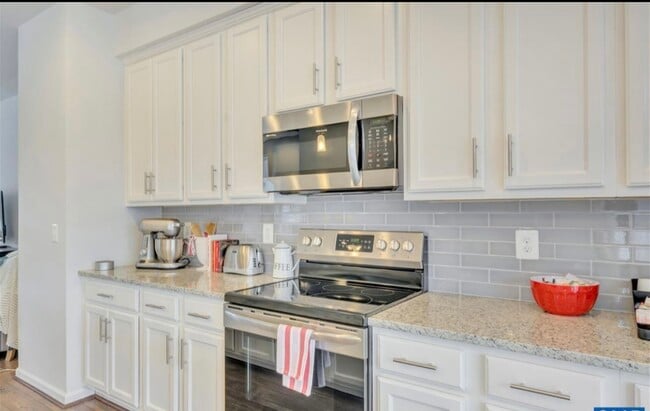 Building Photo - 4112 Dauphin Dr