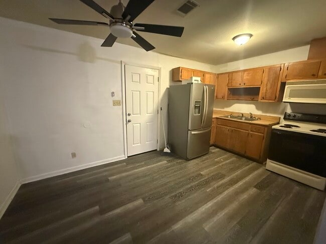 Building Photo - 1139 Abraham St