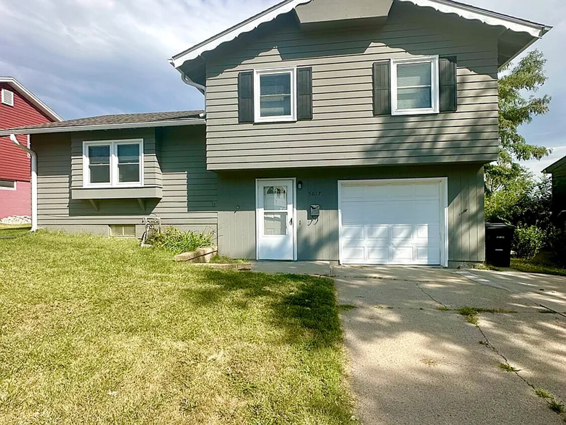 Photo - 5617 N 69th St – Spacious 4 Bedroom Home for Rent in Omaha 68104