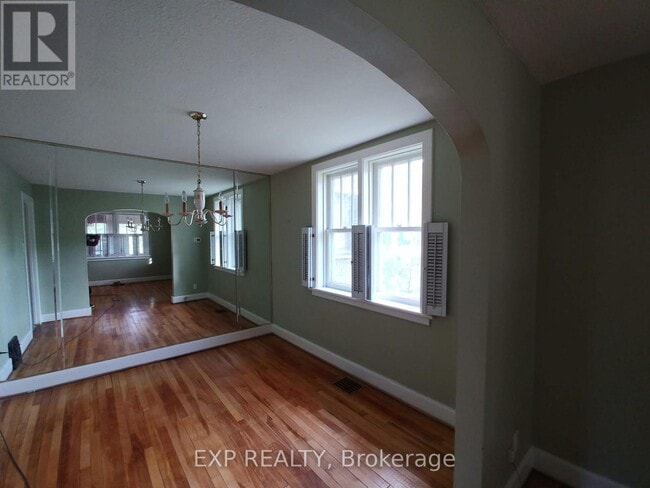 Building Photo - 162 Woodroffe Ave