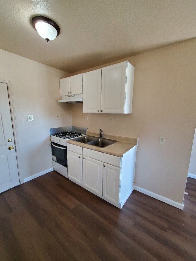 Building Photo - Roeding Road Duplex
