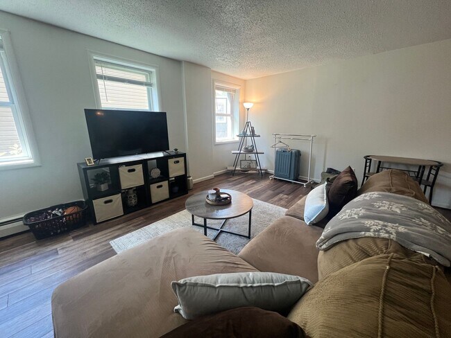 Building Photo - AVAILABLE AUGUST 1 - Spacious 1 Bedroom Ap...