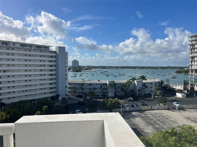 Foto del edificio - 7900 Harbor Island Dr