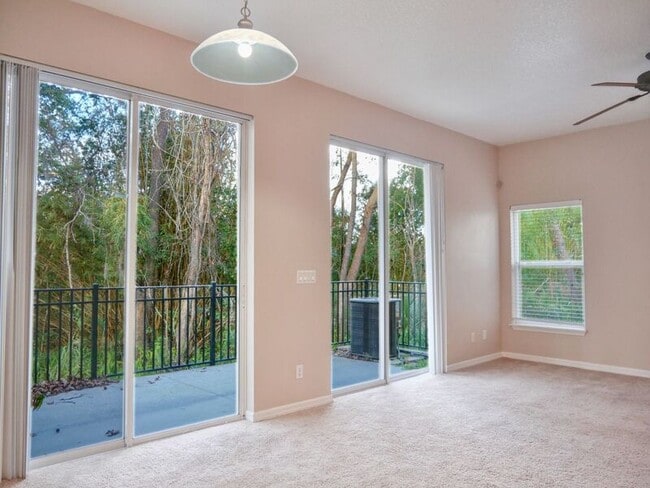 Foto del edificio - 590 Pinebranch Cir