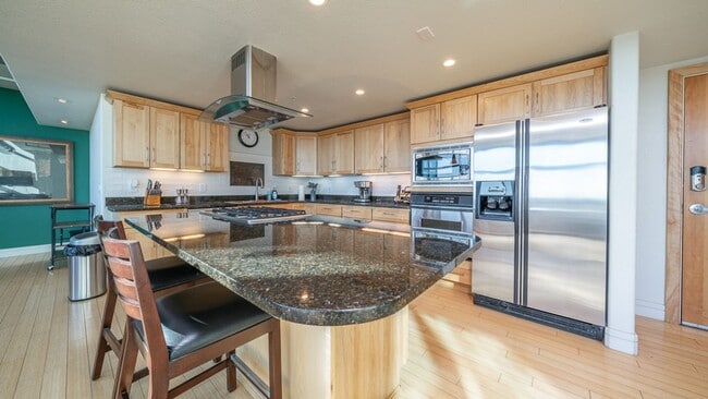 Building Photo - 417 E Kiowa St