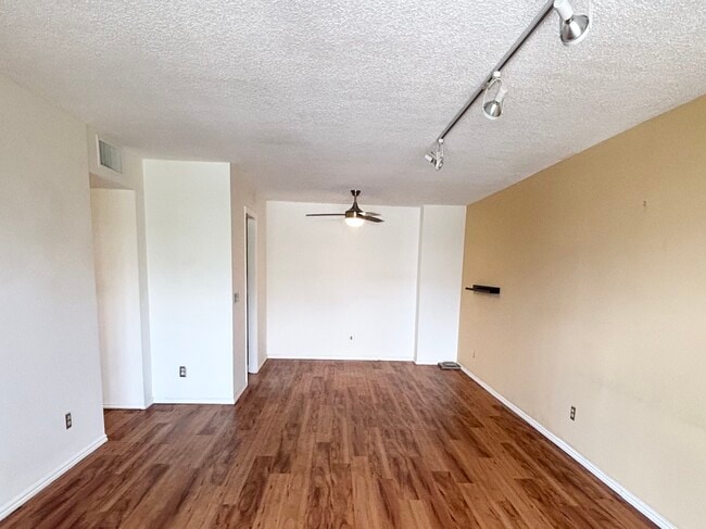 Building Photo - 710 E 200 S