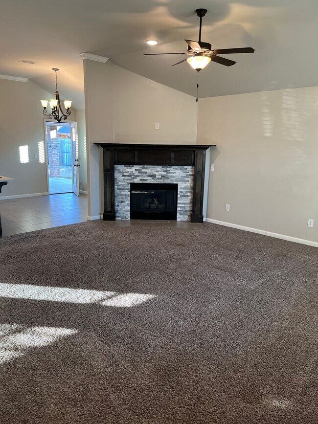 Building Photo - 4 BEDROOMS! - FIRST MONTH FREE!