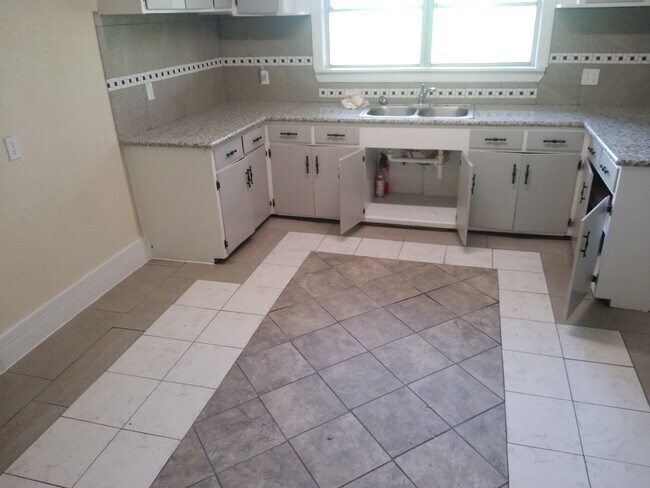 Foto del edificio - 4100 Lakeshore Dr