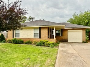 Building Photo - 9519 Stratford Dr