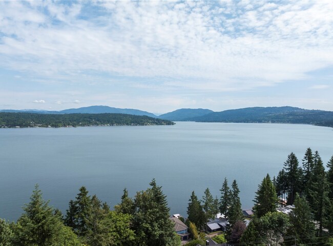 Building Photo - Elegant 4 bed home with Lake Sammamish Vie...