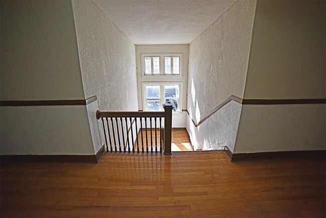 Building Photo - 902 E 39th St