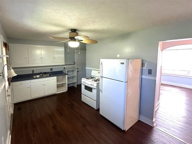 Building Photo - 809 Nutwood St