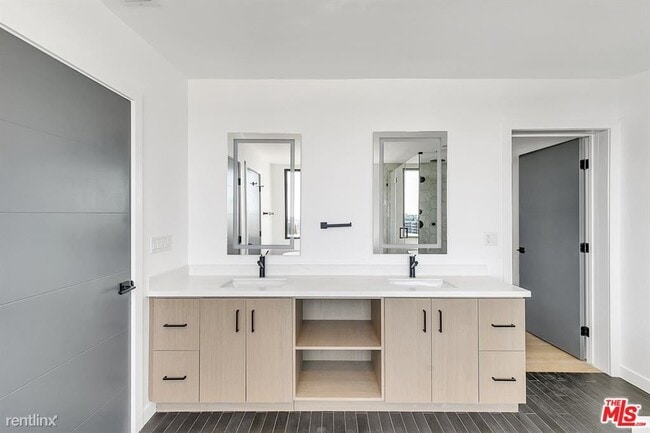 Building Photo - 3 br, 3 bath Condo - 1210 Larrabee St Ph