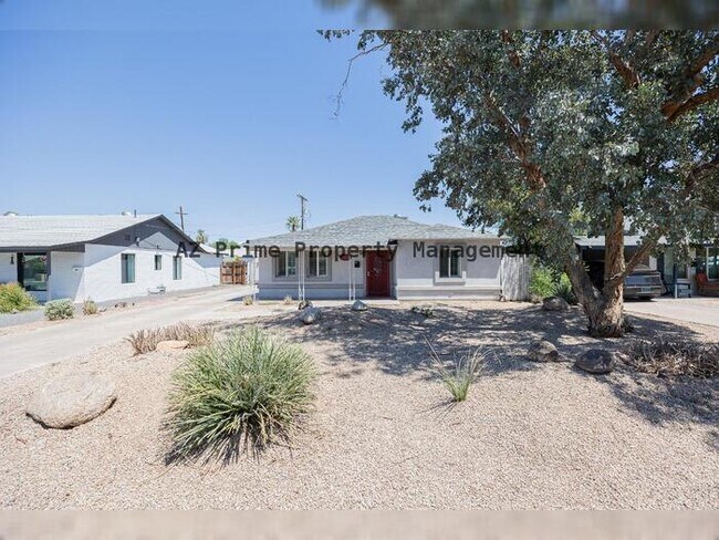 Foto del edificio - 1332 E Whitton Ave