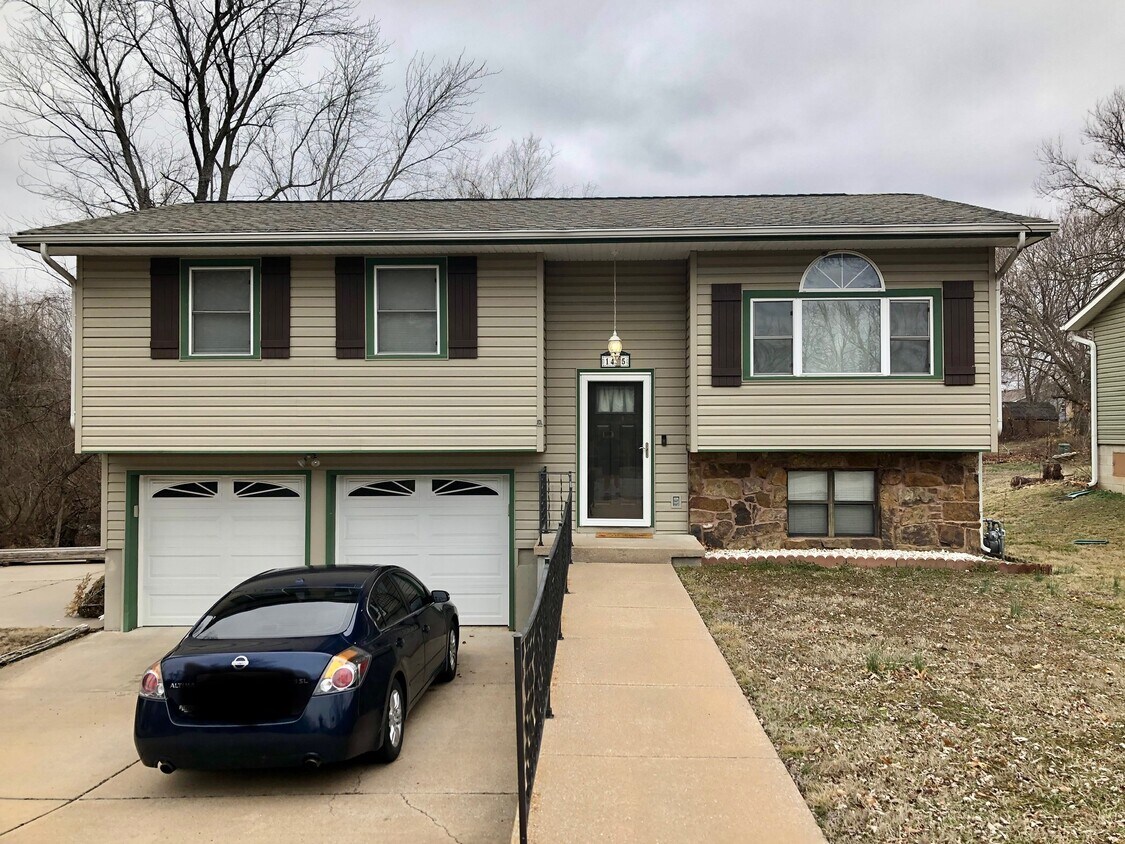 1405 W Aylor St, Webb City, MO 64870 House for Rent in Webb City, MO