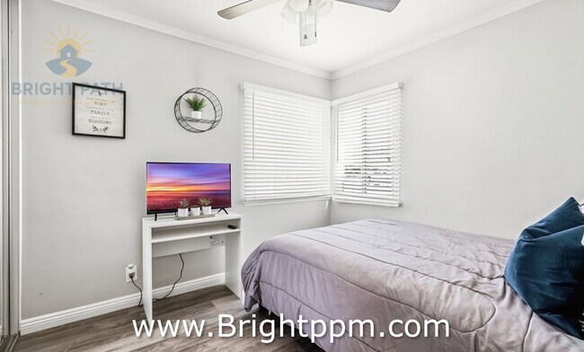 Building Photo - 401 N Rennell Ave