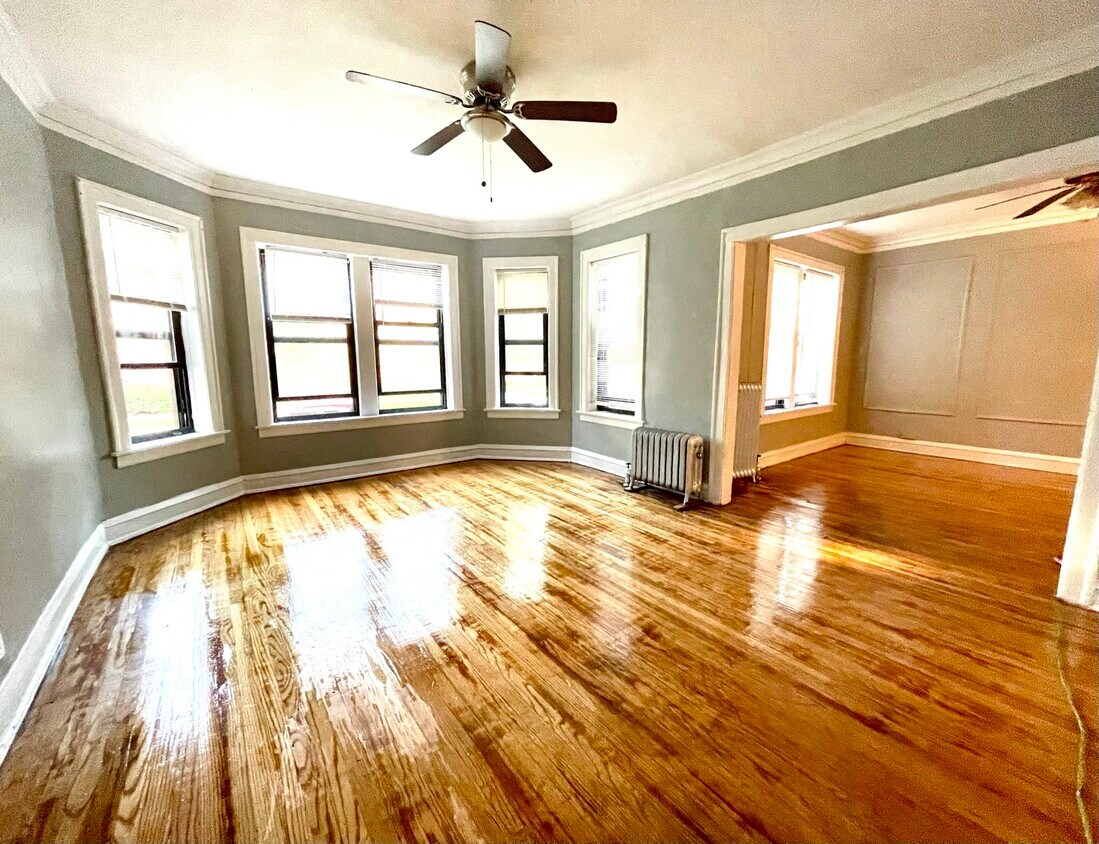 Open bright spacious area - 8004 S Luella Ave