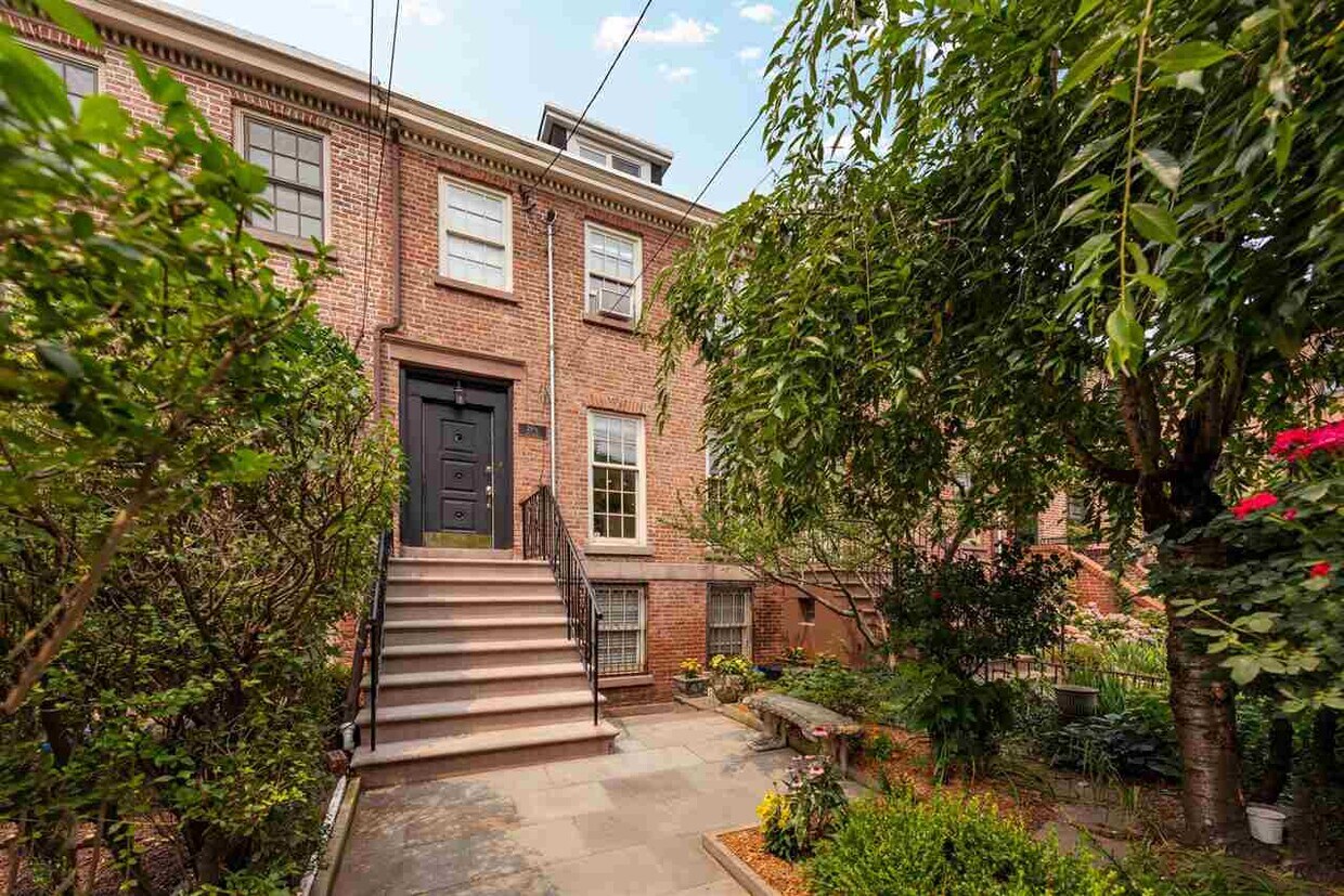 Primary Photo - 29 1/2 Erie St