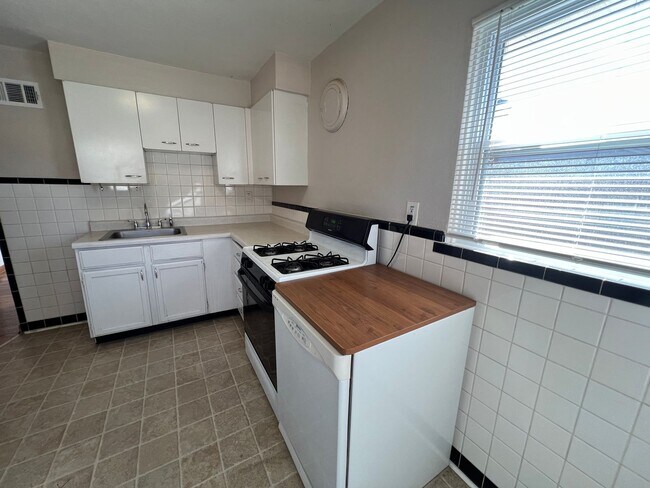 Foto del edificio - Adorable 2 Bedroom Brick Bungalow in Richmond Heights!