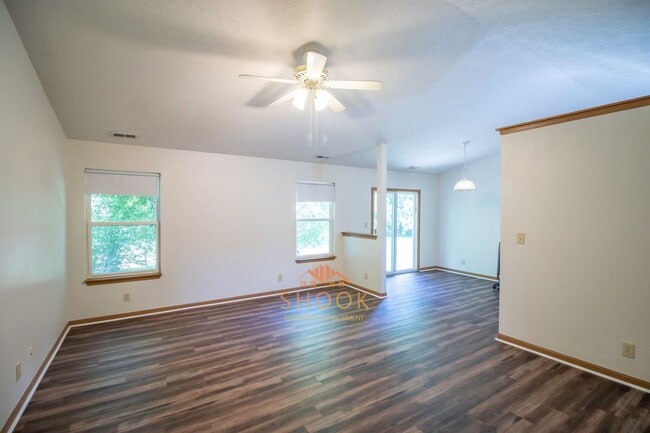 Building Photo - CUTE CUL-DE-SAC HOME CLOSE TO CAMPUS