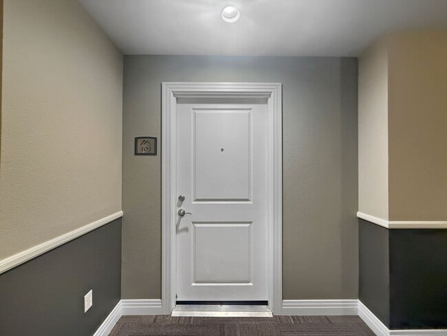 Building Photo - $0 DEPOSIT OPTION. UPDATED 2 BEDROOM CONDO...