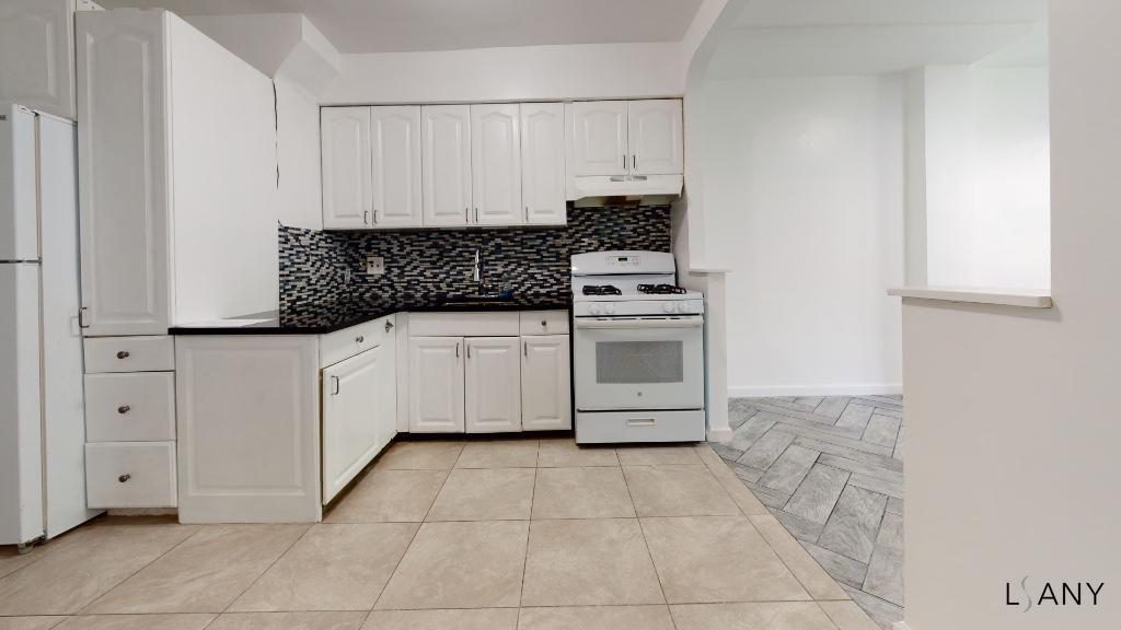 Primary Photo - 2759 Bronxwood Ave