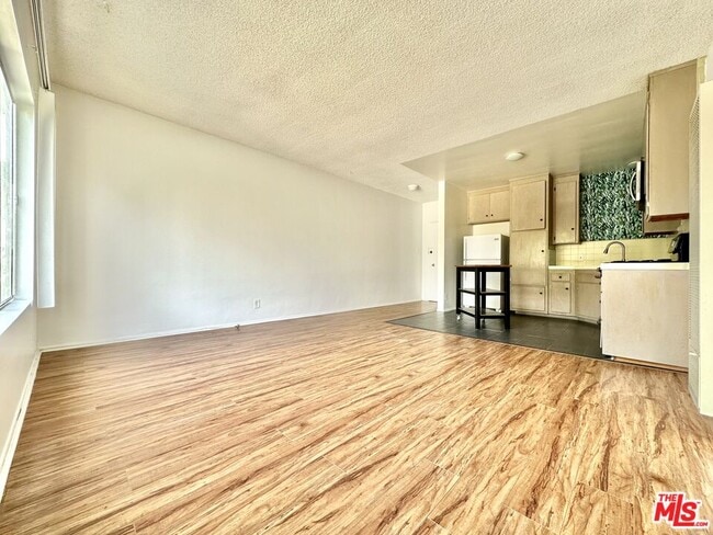 Foto del edificio - 127 Loma Vista St