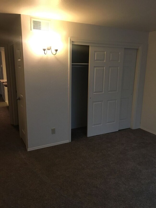 Building Photo - Very nice 2 bedroom condo