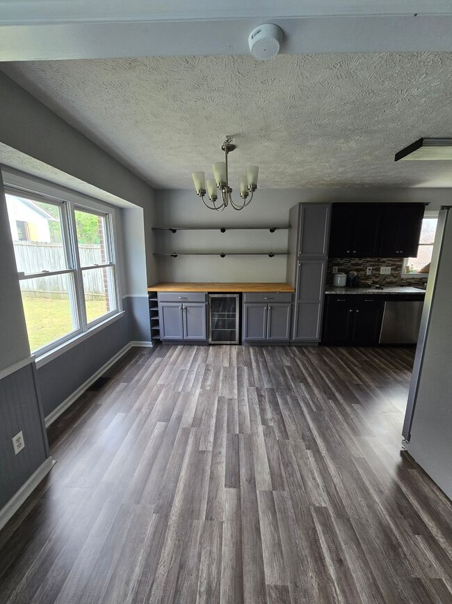 Building Photo - 685 Daharan Dr