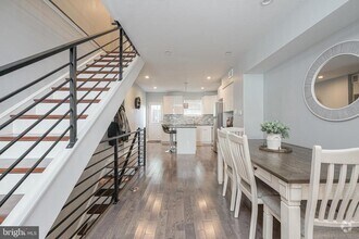 Building Photo - 446 Emily St