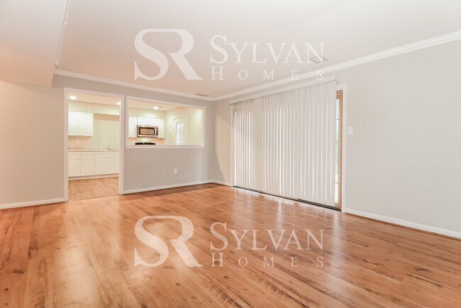Building Photo - Welcome home to this 4 bedroom, 2.5 bathro...