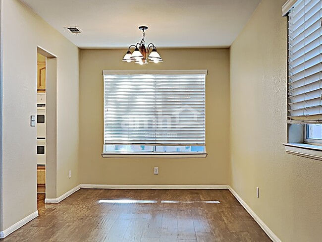 Foto del edificio - 1824 Glenwillow Dr