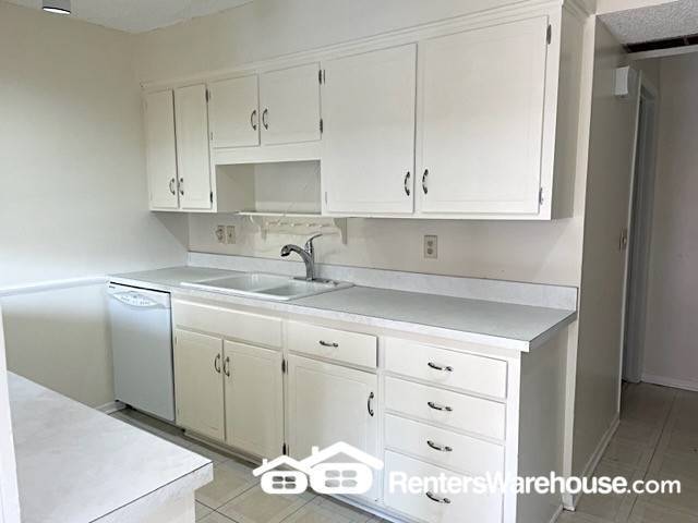 Building Photo - Available now!  Excellent 2 bedroom, 2 bath condo in Eden Prairie!