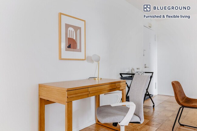 Foto del edificio - 230 W 55th St