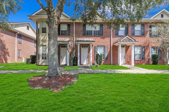 Building Photo - 2 Bedroom 2.5 Bath Townhome in gated commu...
