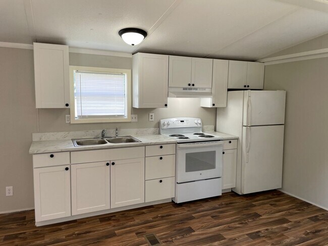 Building Photo - 2 Bed, 1 Bath newly renovated mobile home in park- Pet friendly!