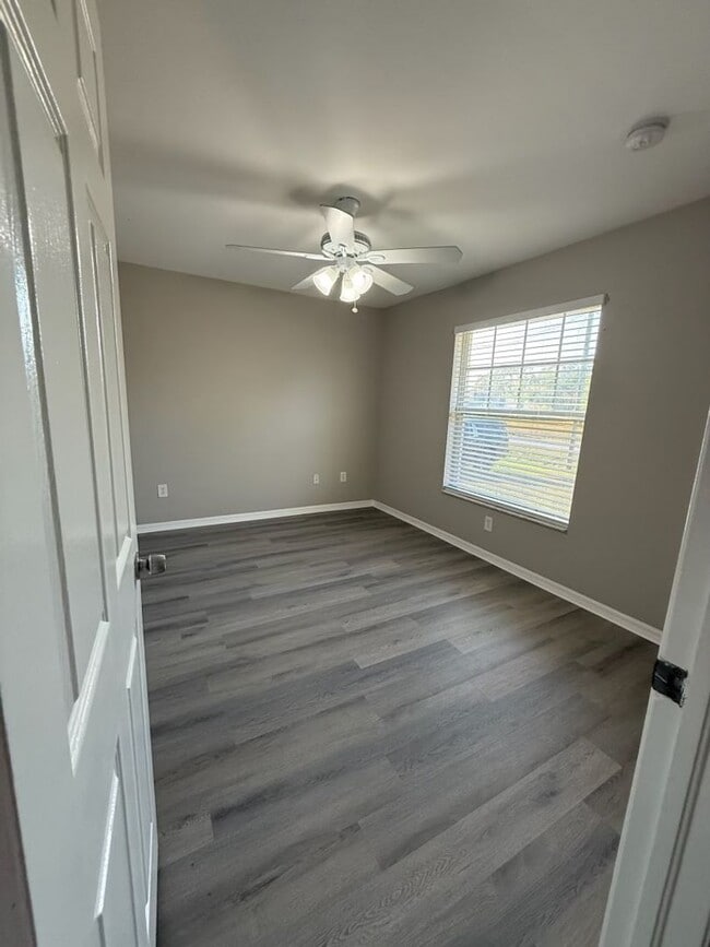 Foto del edificio - 2BR + Den with Vaulted Ceilings & Lawn Care Included!