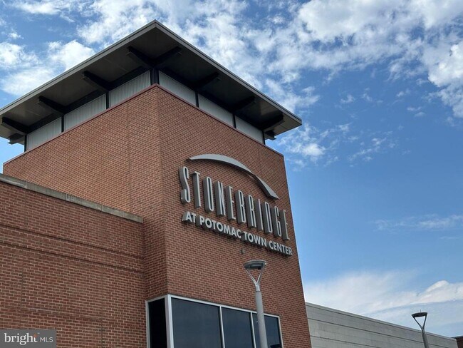 Foto del edificio - 2380 Brookmoor Ln
