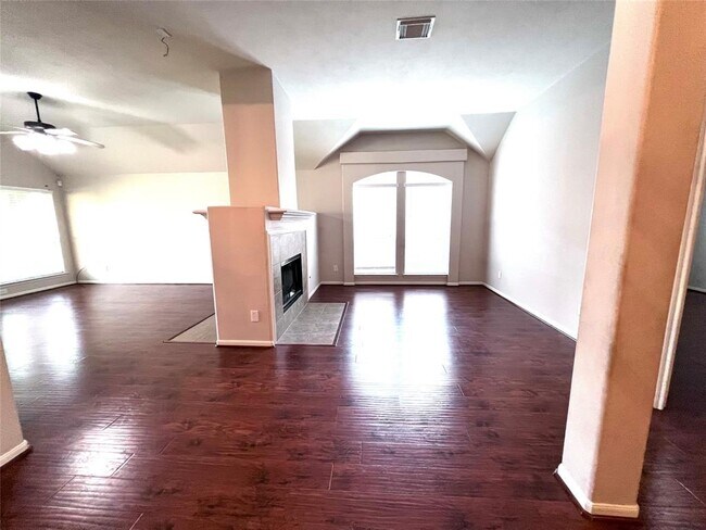 Building Photo - 12819 Canyon Echo Dr