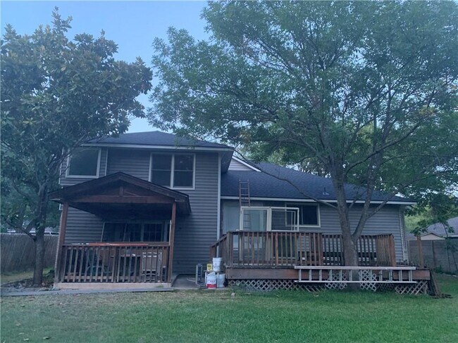 Building Photo - 802 Meadow Creek Dr