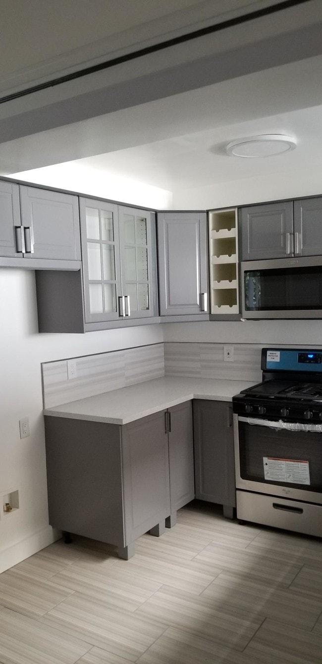 Kitchen 2 - 1247 N Flores St