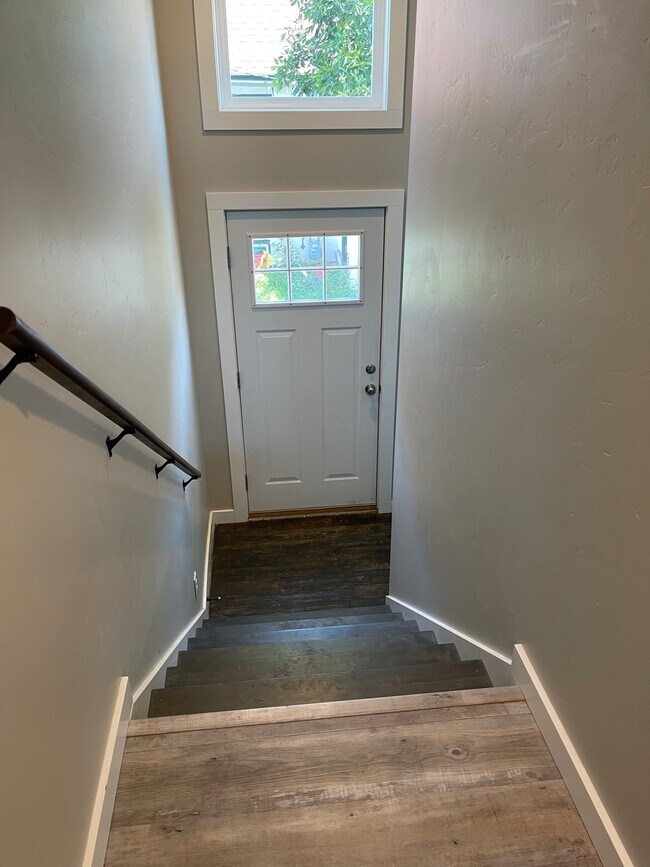 Building Photo - 609 S 11th Ave