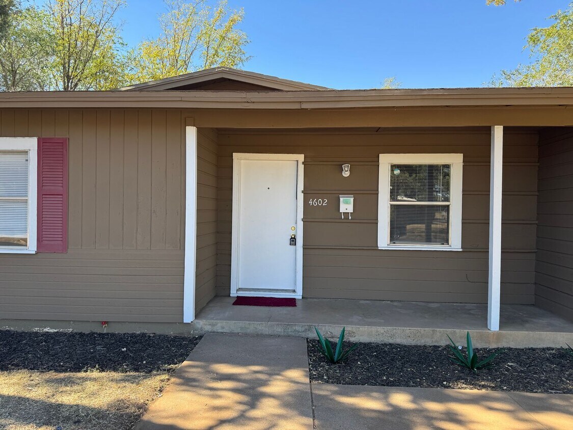 Primary Photo - 2 Bedroom 1 bathroom house in central Lubb...