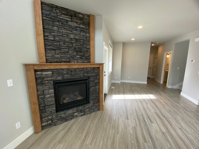 Building Photo - Beautiful Tehaleh Home