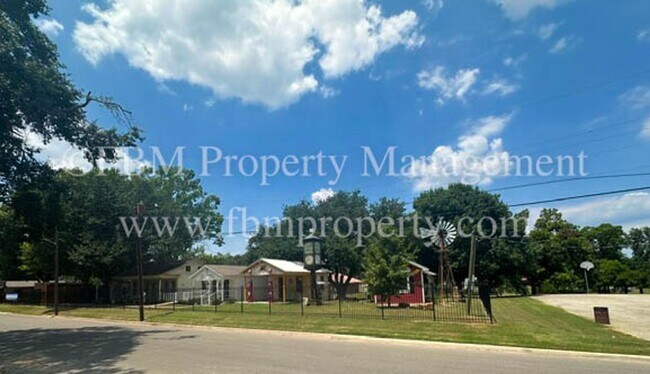 Foto del edificio - 741 W Park Ave