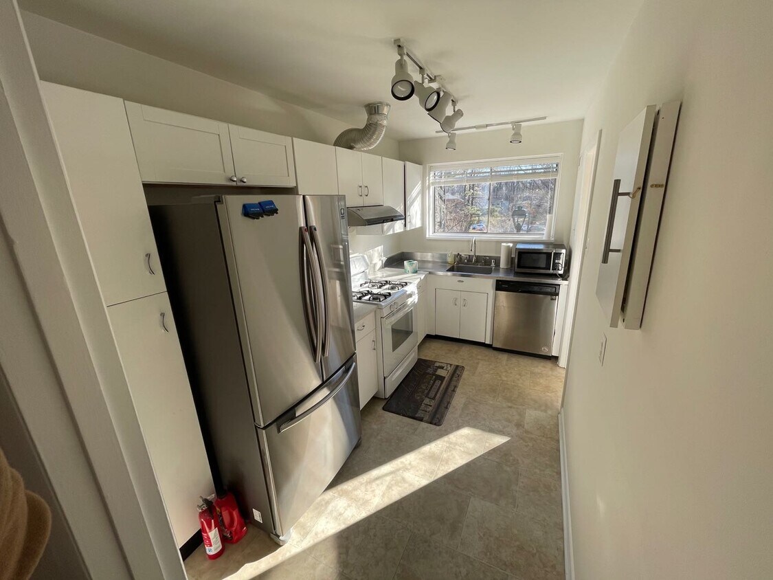 10524 Weymouth St Unit 101, Bethesda, MD 20814 Condo for Rent in