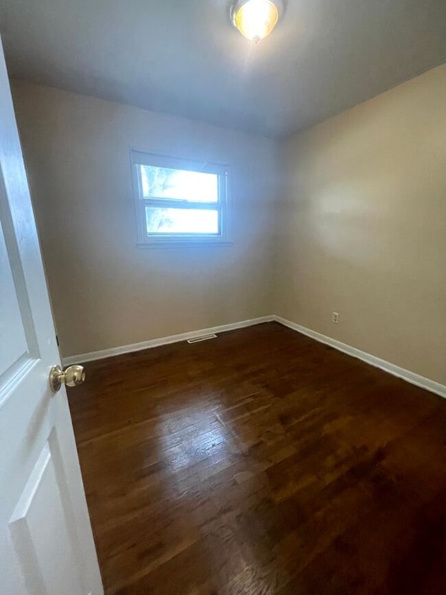 Building Photo - Three bedroom, one bathroom house, with a one car attached garage!