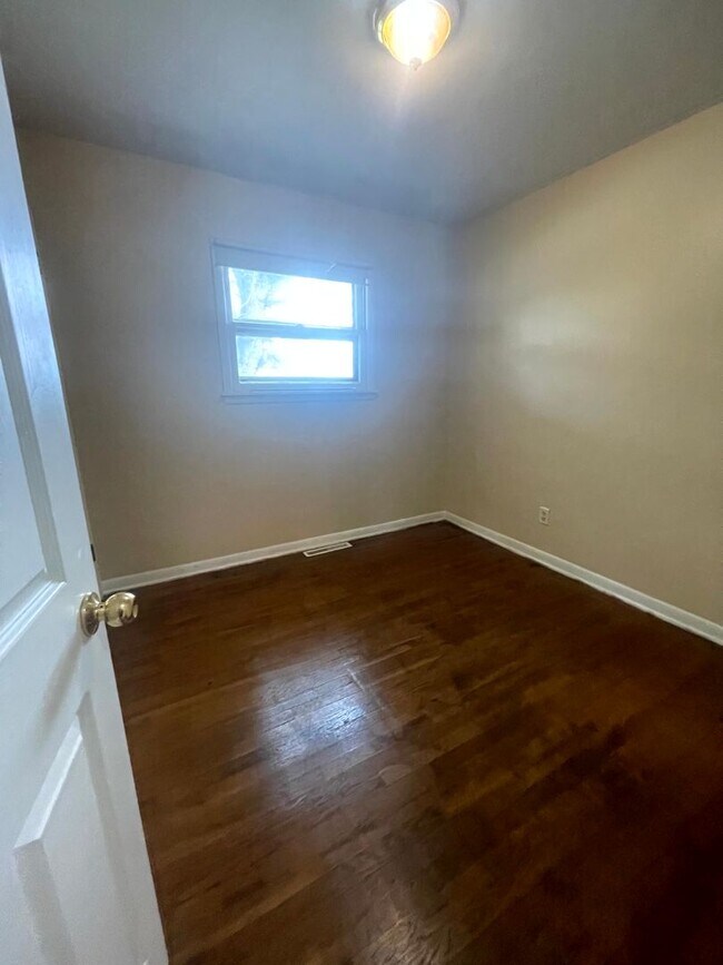 Foto del edificio - Three bedroom, one bathroom house, with a one car attached garage!